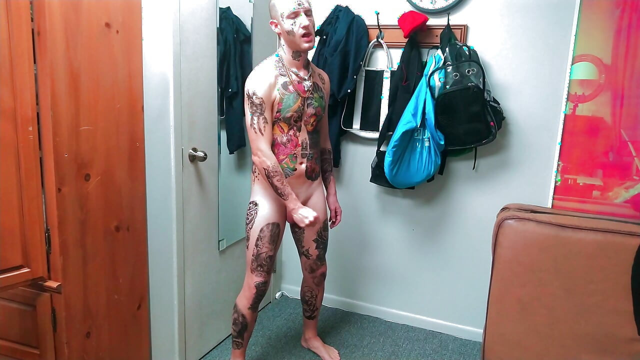 Homem totalmente tatuado fodido