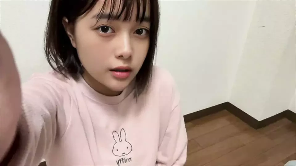 一个黑发女学生自慰，她通常是一个安静而正常的女孩，但在家她很狂野