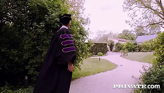 Alecia Fox, сексуальная тинка принимает жесткий долбеж на столе