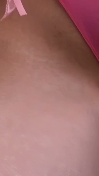 Sexy modelo Tylar Jacobs se desnuda en el sofá y se toca | Clip 1