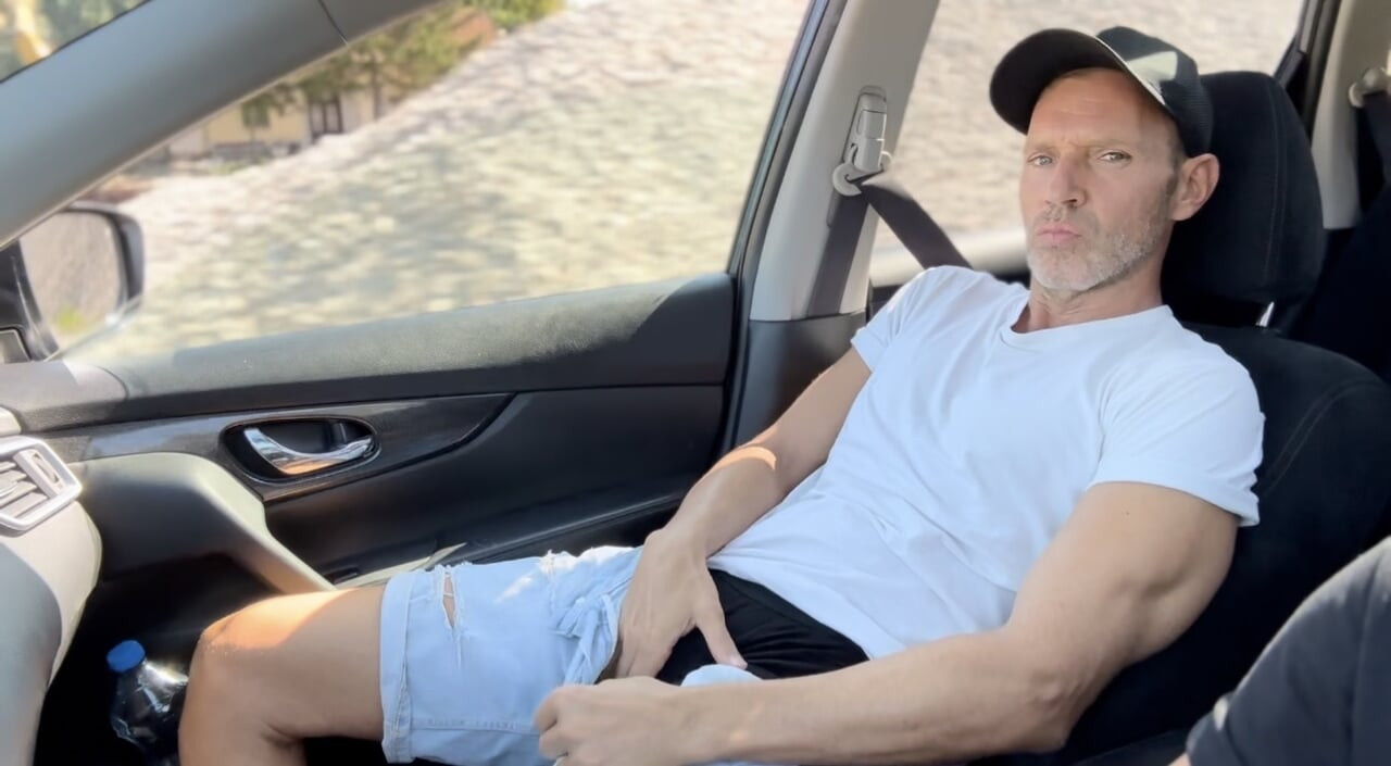I took my cock out in his car, because I felt very well that all he wanted was to suck me !