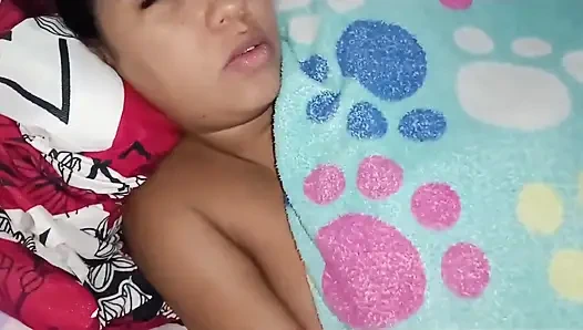 Müde, er kam von der arbeit nach hause, ich fange an, porno zu gucken und lass meine frau mich masturbieren!!