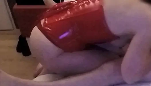 Tante seksi lagi asik muasin memeknya pakai korset merah dan suaminya yang sange telan sperma sampai orgasme berjamaah