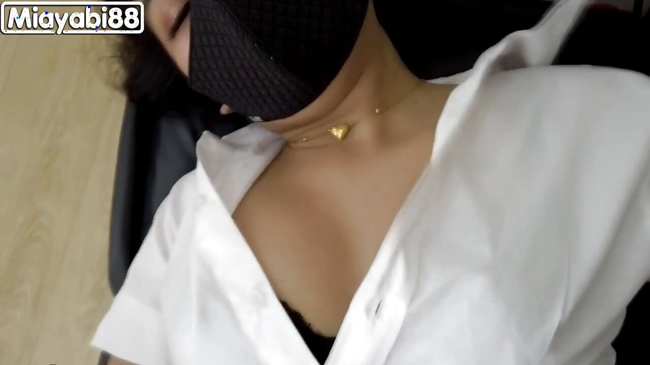 Patron iş günü sonrası ofiste seksi Asyalı genç sekreterini sikiyor
