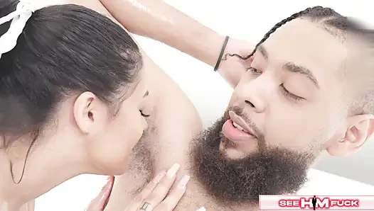 Serena melahap batang majiik sambil memuja tubuhnya dengan seksama!