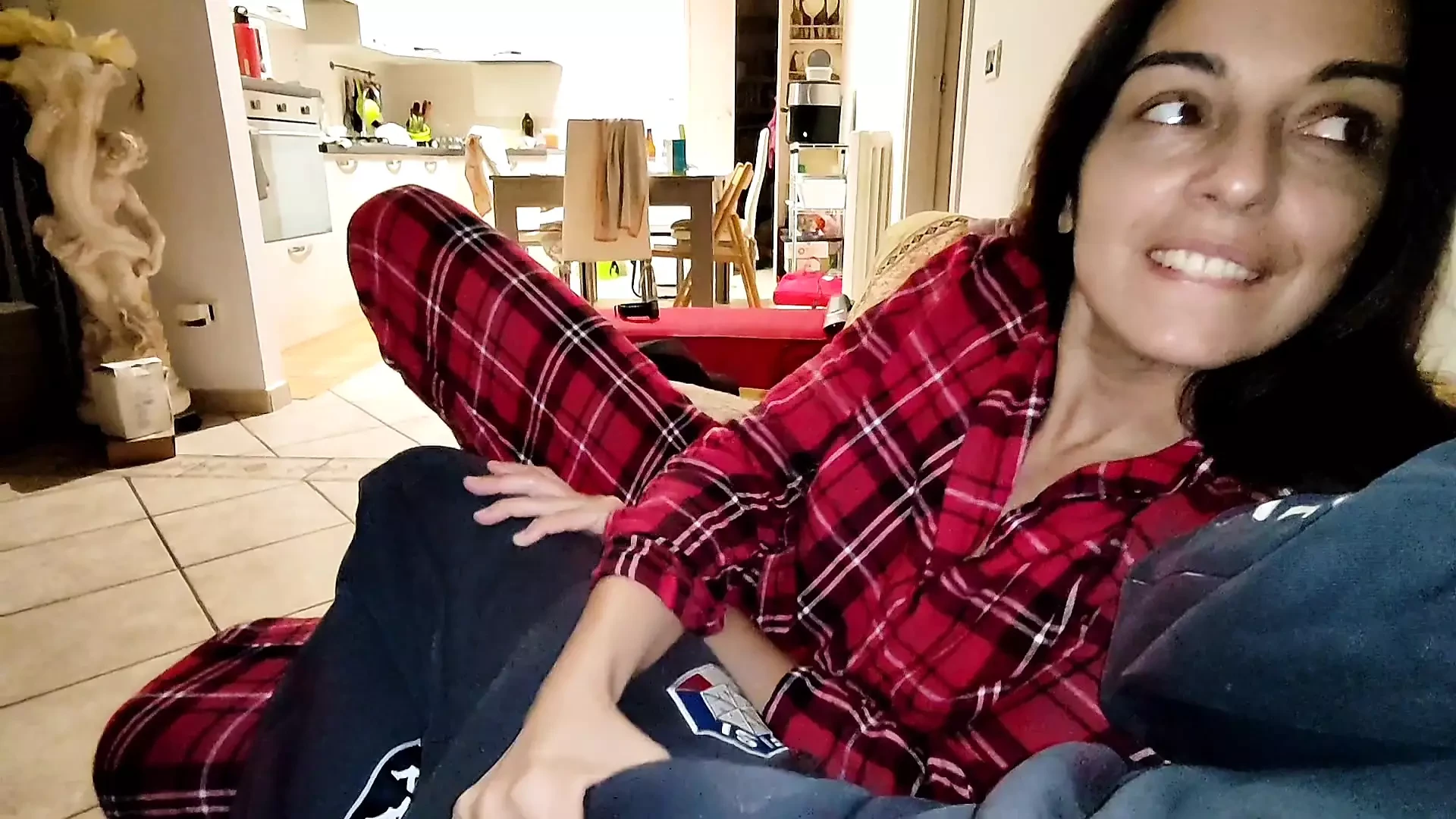 Fru i pyjamas knullar en vän i tystnad medan hennes man sover i rummet