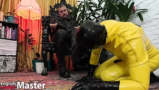 Lastik düşkünü deri ustasının çizmelerine tapıyor ön izleme