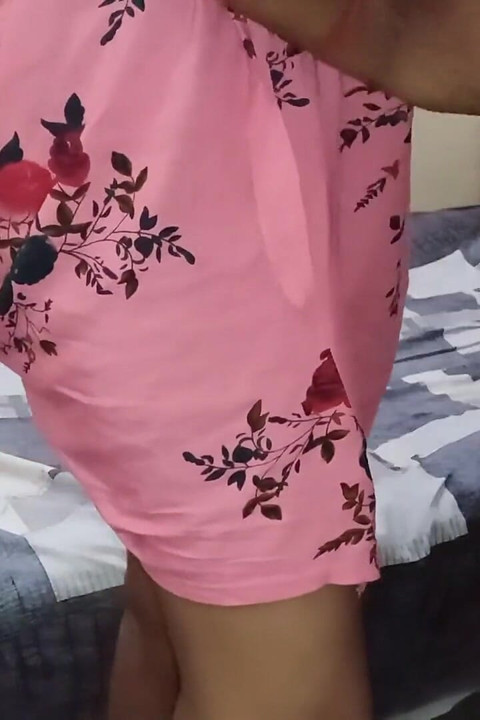 자지를 시험하고 싶어하는 젊은 바비