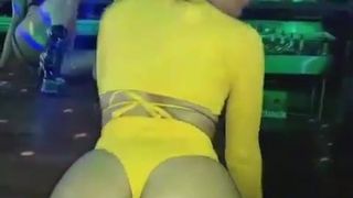Une strip-teaseuse danse et taquine avec son gros cul