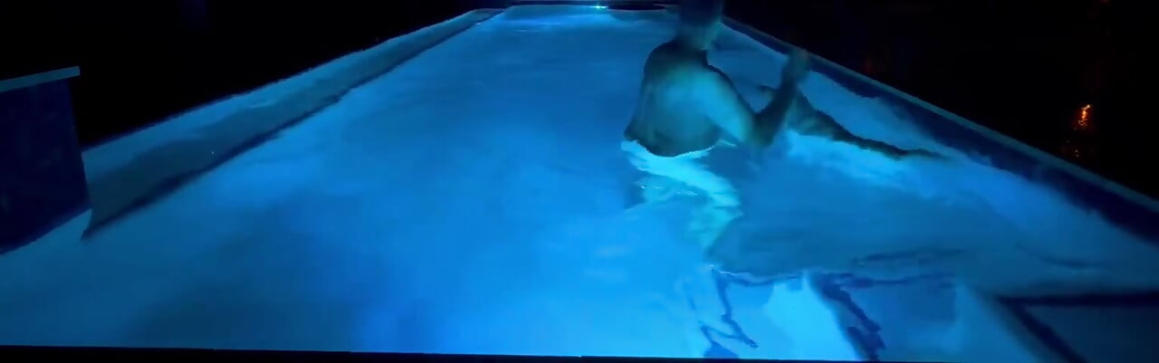 ¿alguien Más Juega a Buscarse Desnudo En La Piscina?