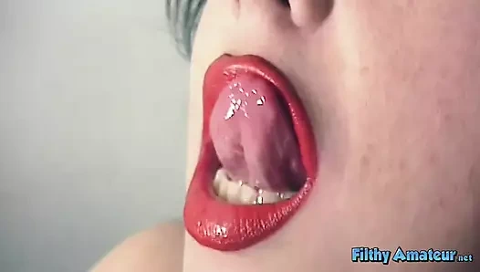 Пухлая госпожа писает на член бойфренда друга