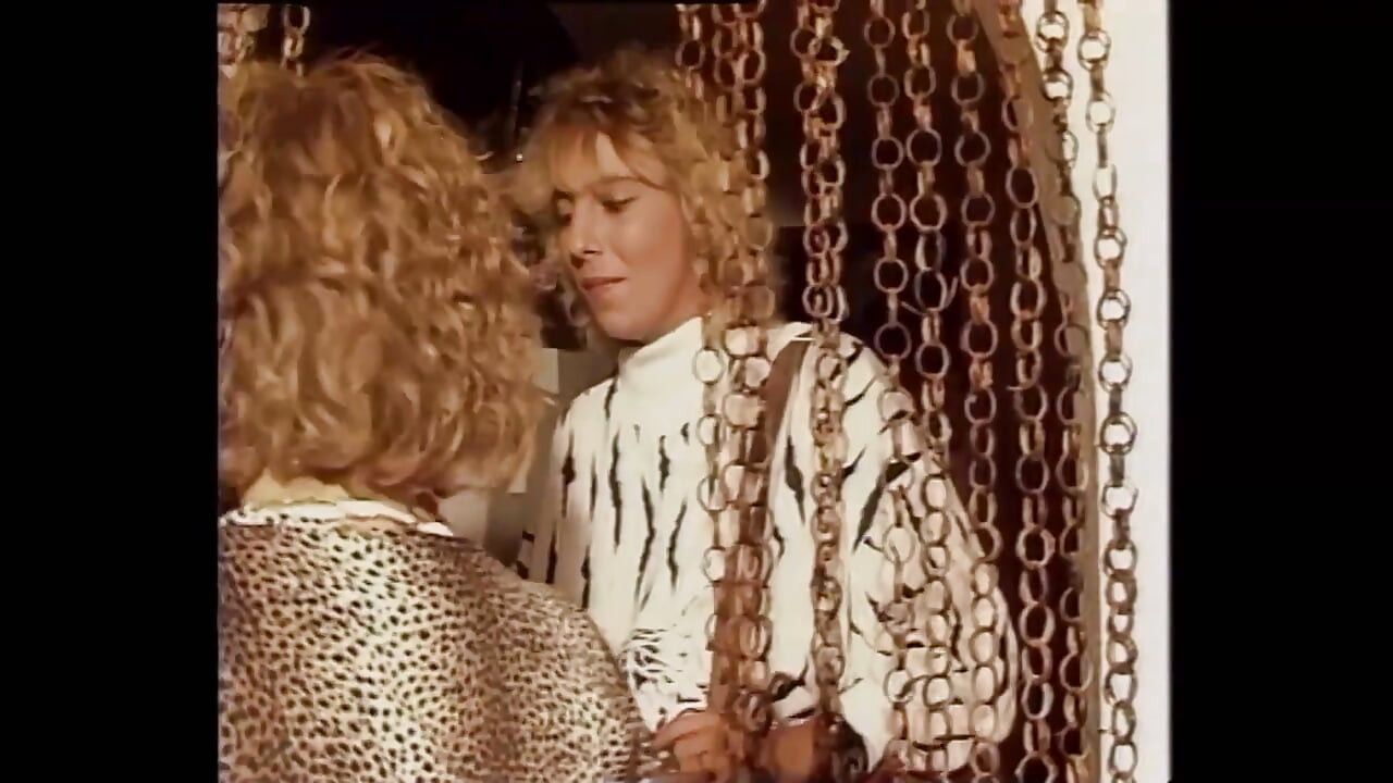 חברים עושים אורגיה לוהטת מול הטלוויזיה