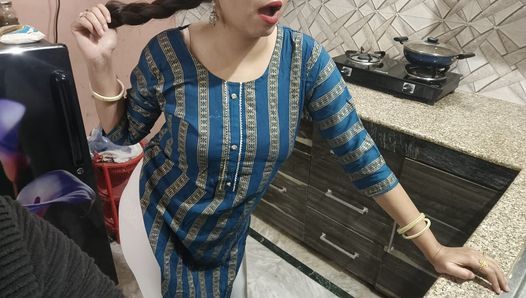 Мачеха соблазняет своего пасынка для хардкорного траха на горячей кухне на хинди