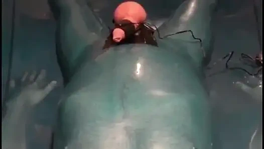 Sklavin mit elektro-cbt im vacbed