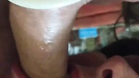 Seksi kız arkadaş aşağı atıyor!