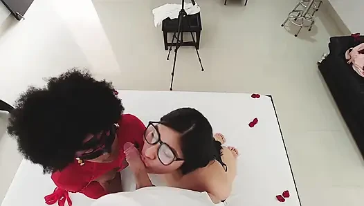 ZWEITER TEIL DREIERGESPANN MIT MEINEM FREUND .. Das erste Mal mit meiner Freundin werde ich nervös, aber ich habe eine tolle Zeit und liebe es