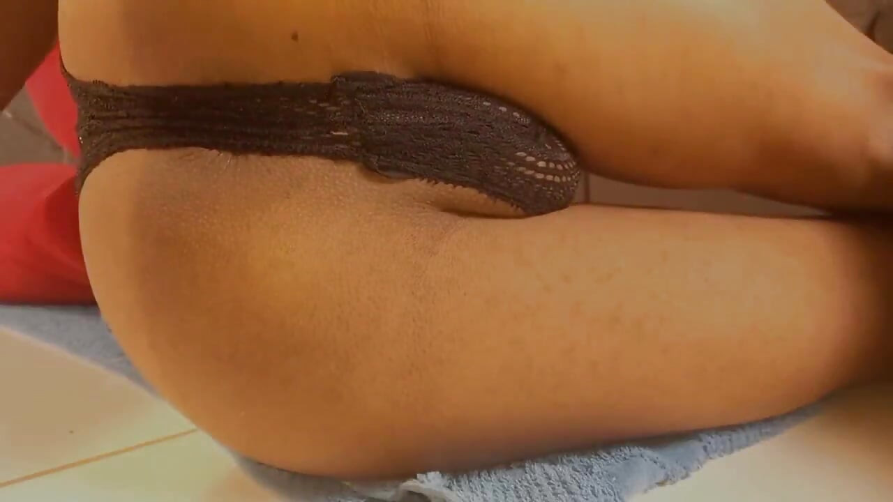 Shemale Alone at Home Sticking the Bottle in Her Ass