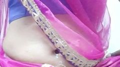 Indyjski shemale podnoszący spódnicę i pokazujący cipkę