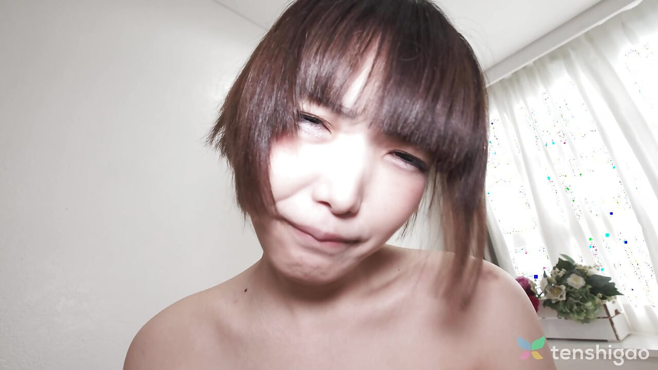 Wanita jepang rambut cokelat moka akiyoshi lagi asik liar sama pacarnya.