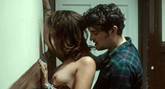 Stella Maeve scena seksu topless na scandalplanetcom