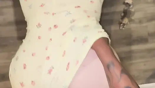 Wie ich zeige, tut mir leid vor meiner kurvigen, dicken ehefrau