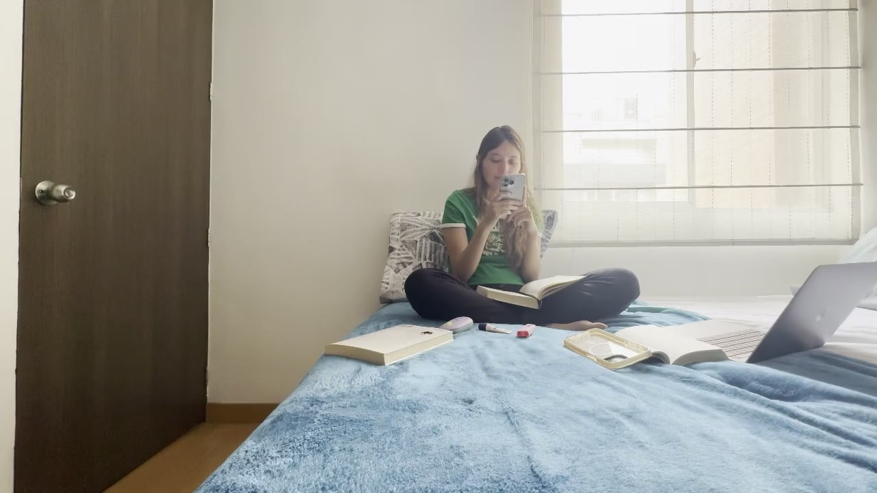 两个女大学生在房间里狠操