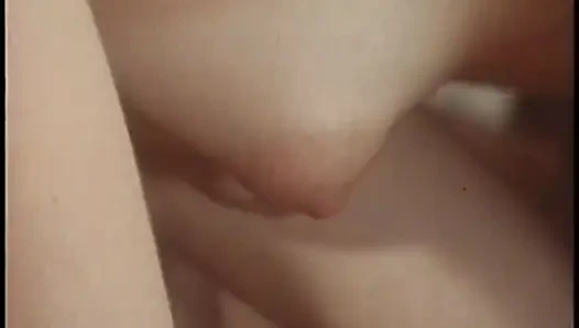 Две безумно горячие блондинки-сногсшибушки работают своим горячим телом и работают в паре над членом