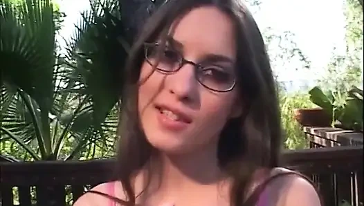 Молодая возбужденная пара занимается любовью в клике на заднем дворе