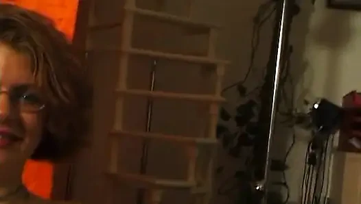 Brünette brünette schlampe reibt ihre muschi beim casting