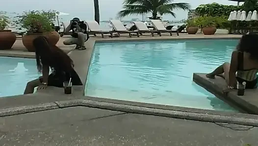 2 cewek semok latina lagi asik fetish lateks di kolam renang dan di pantai