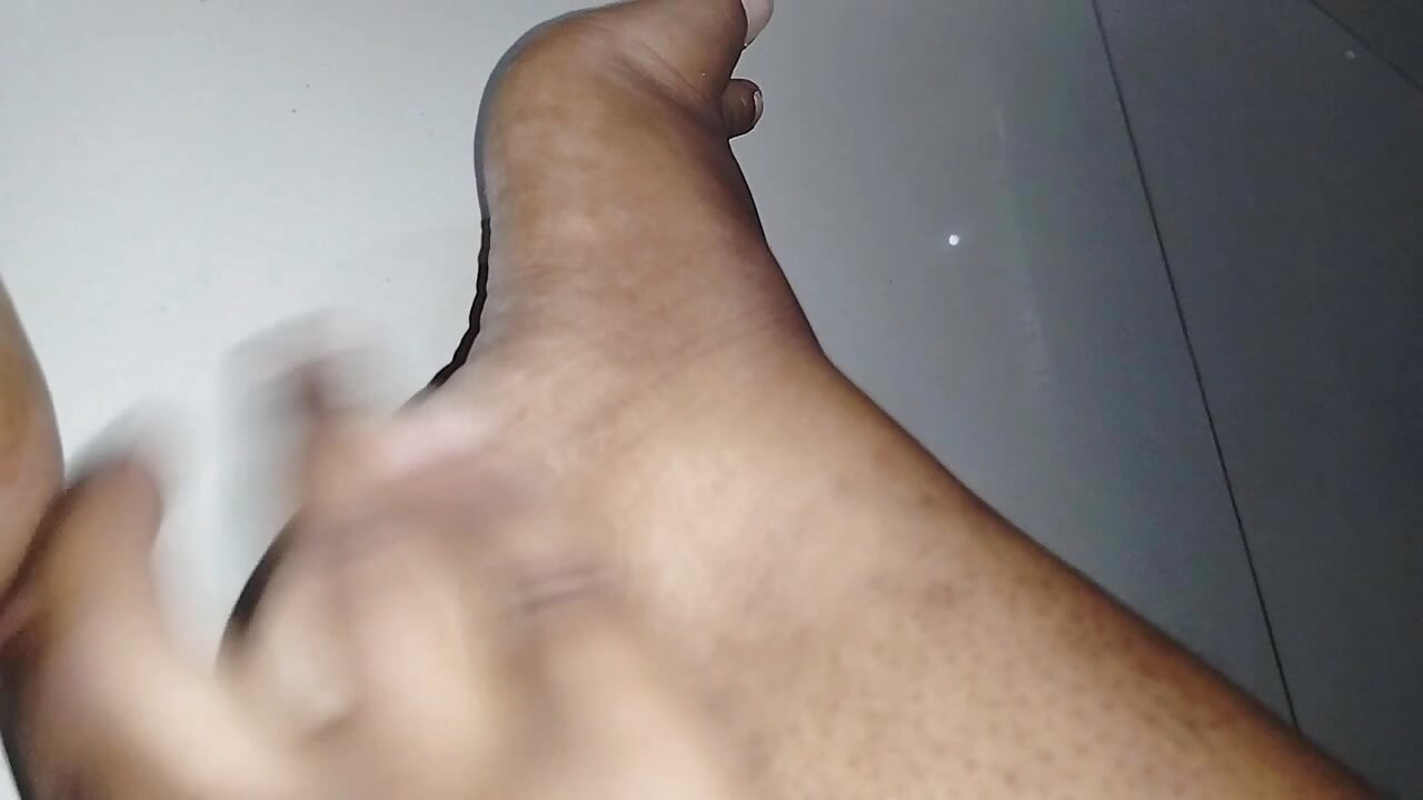 Linda  18+ presenta sus hermosos pies limpios para su disfrute a cambio de todos sus activos financieros.