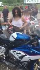 lavando la moto