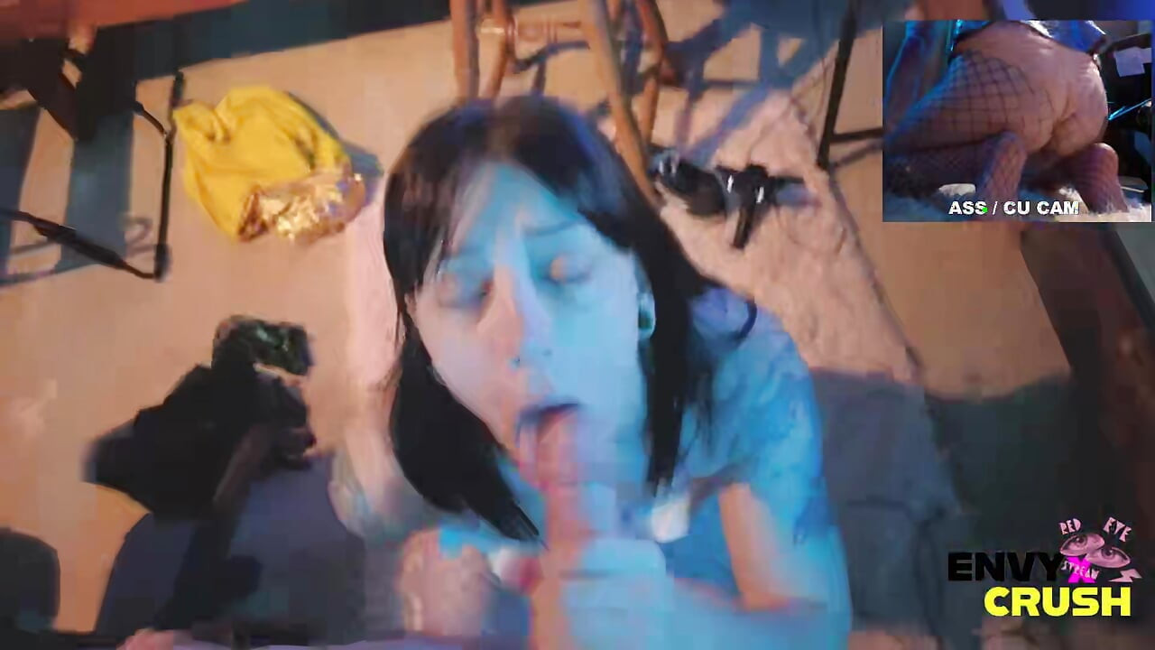 Gamer girl em meia arrastão fica de joelhos