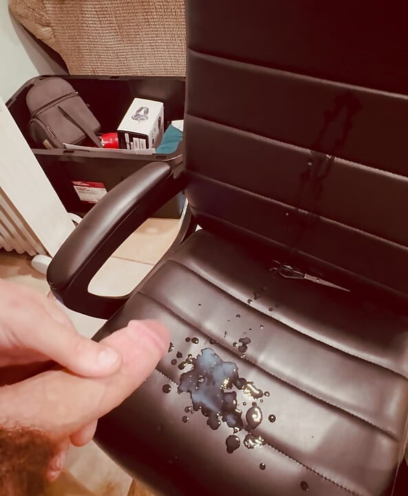 Un mec commence au hasard à fuiter et à faire exploser le sperme de nulle part