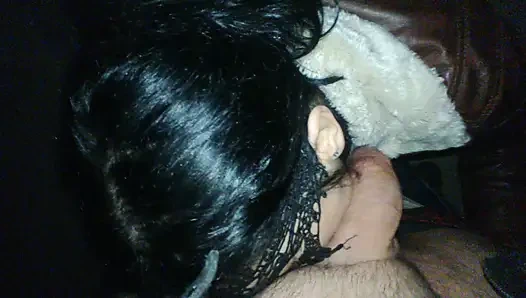 Istri seksiku nyepong kontolku di taman!