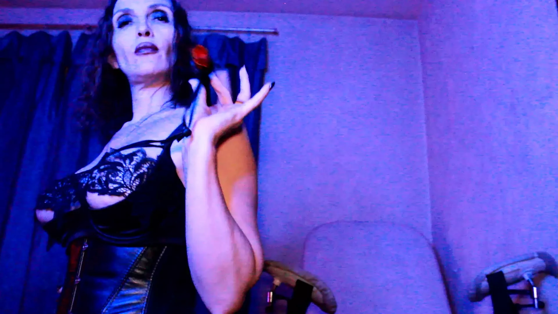 Milf fetish dominatrix eva dewi femdom bdsm puan lateks footfetish nakal kasut tumit tinggi