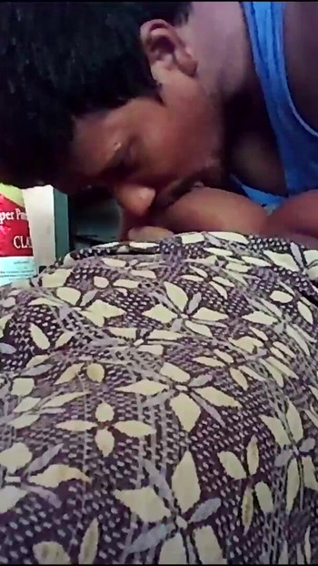 Detik menjatuhkan rahang dari "isteri rumah kampung India bercium buah dada seksi dan menekan pantat"