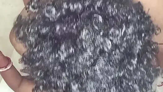 Azgın desi çift tatmin olana ve karnına kısa boşalana kadar emiyor ve sikişiyor
