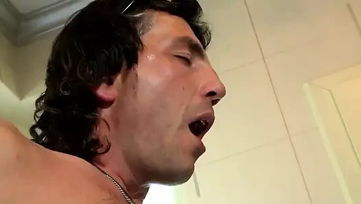 Sexy blondes mädchen mit schönen titten lutscht großen schwanz und wird dann doggystyle hart gefickt