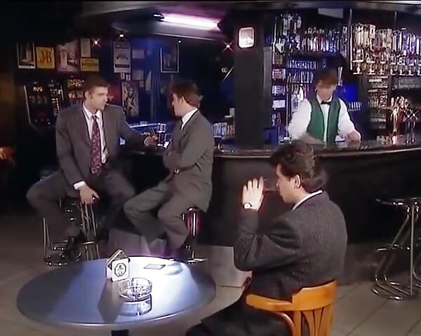 Duas garotas incríveis da Alemanha agradando alguns paus duros no bar