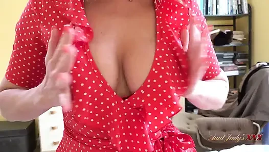Auntjudysxxx - ateşli orta yaşlı seksi üvey annen Julia North odanı temiziyor