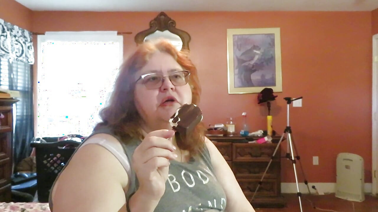 Jururawat montel Vicki seronok makan coklat vanilla ais krim popsiscle