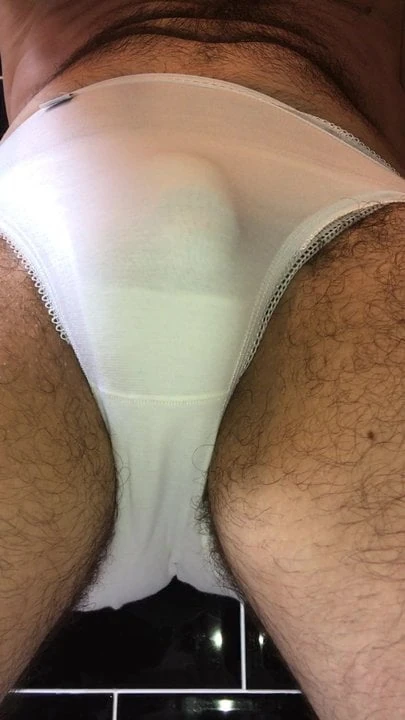 Mais calcinha de algodão branco mijando