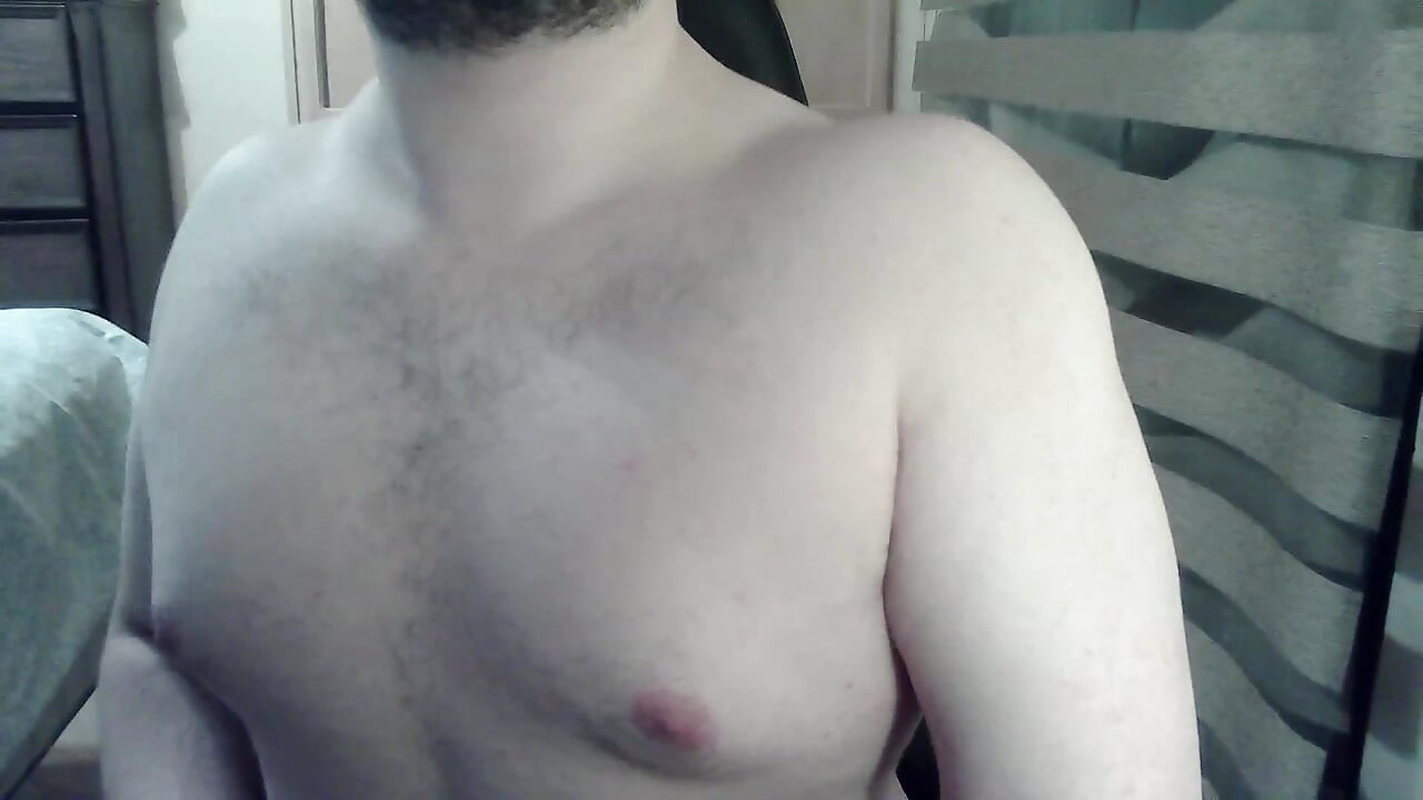 Muskularny camboy pręży mięśnie i przysiaduje