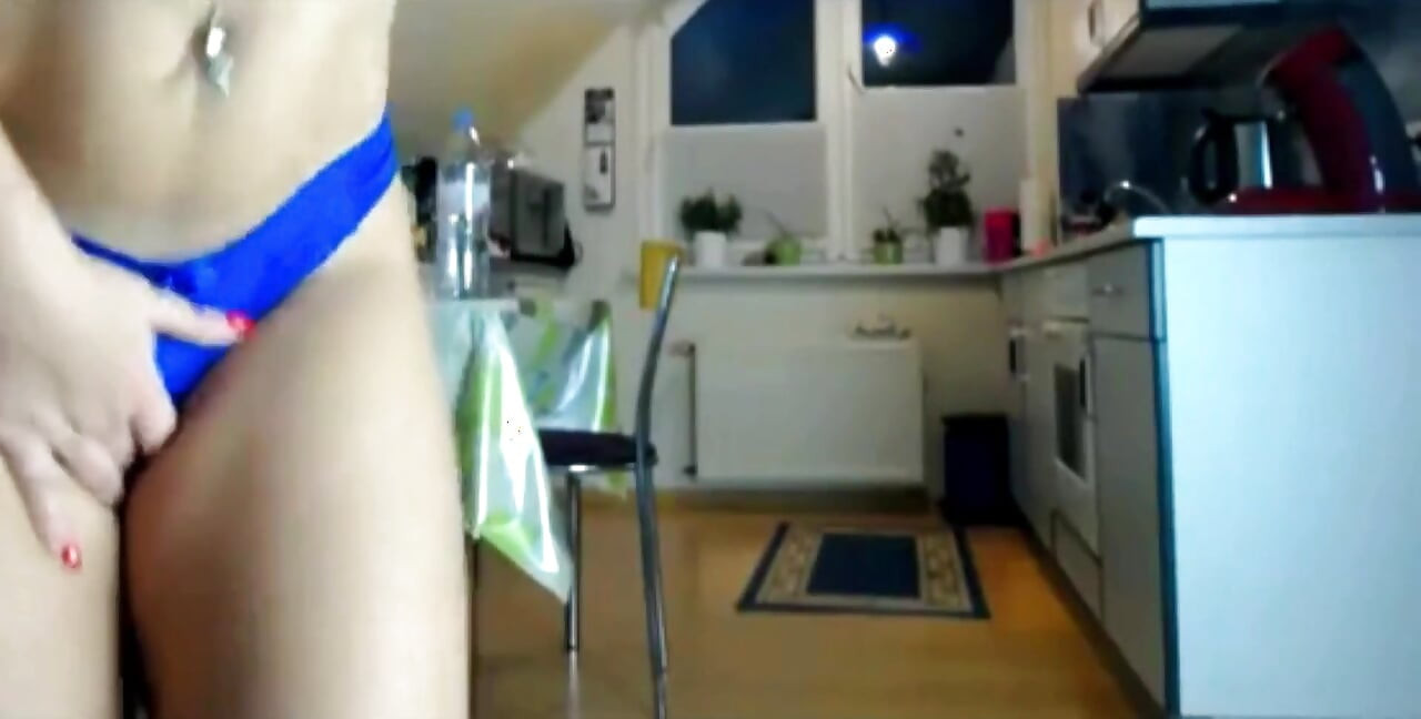 Zwoele twerken in het blauw: kijk hoe mijn grote reet de show steelt!
