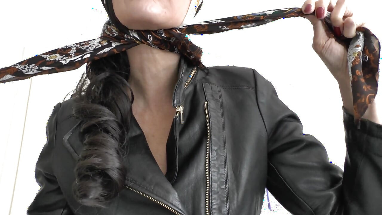Beaux foulards en soie, défilé de mode, coaching masturbatoire, Lady Victoria Valente