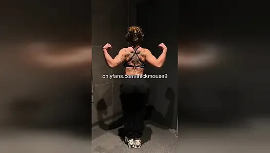 18yo accidental pussy flash during livestream