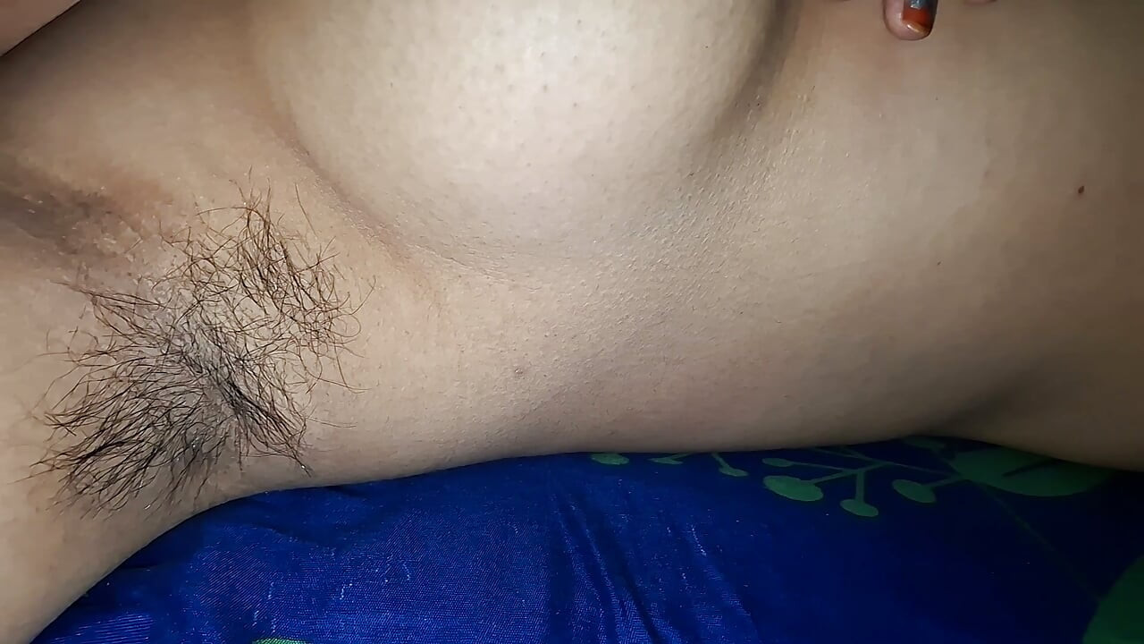 سونو التيلوغوية تعرض جسمها عارياً