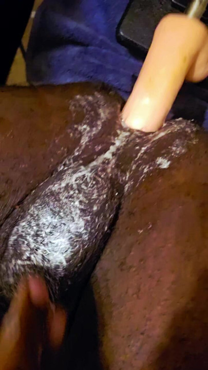 Minha bunda estava com tanta fome de pau que eu gozei o suficiente para me masturbar