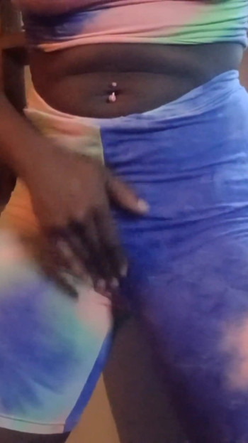 Trljam svoju pičku, tresem guzicu Jebem hladnjak